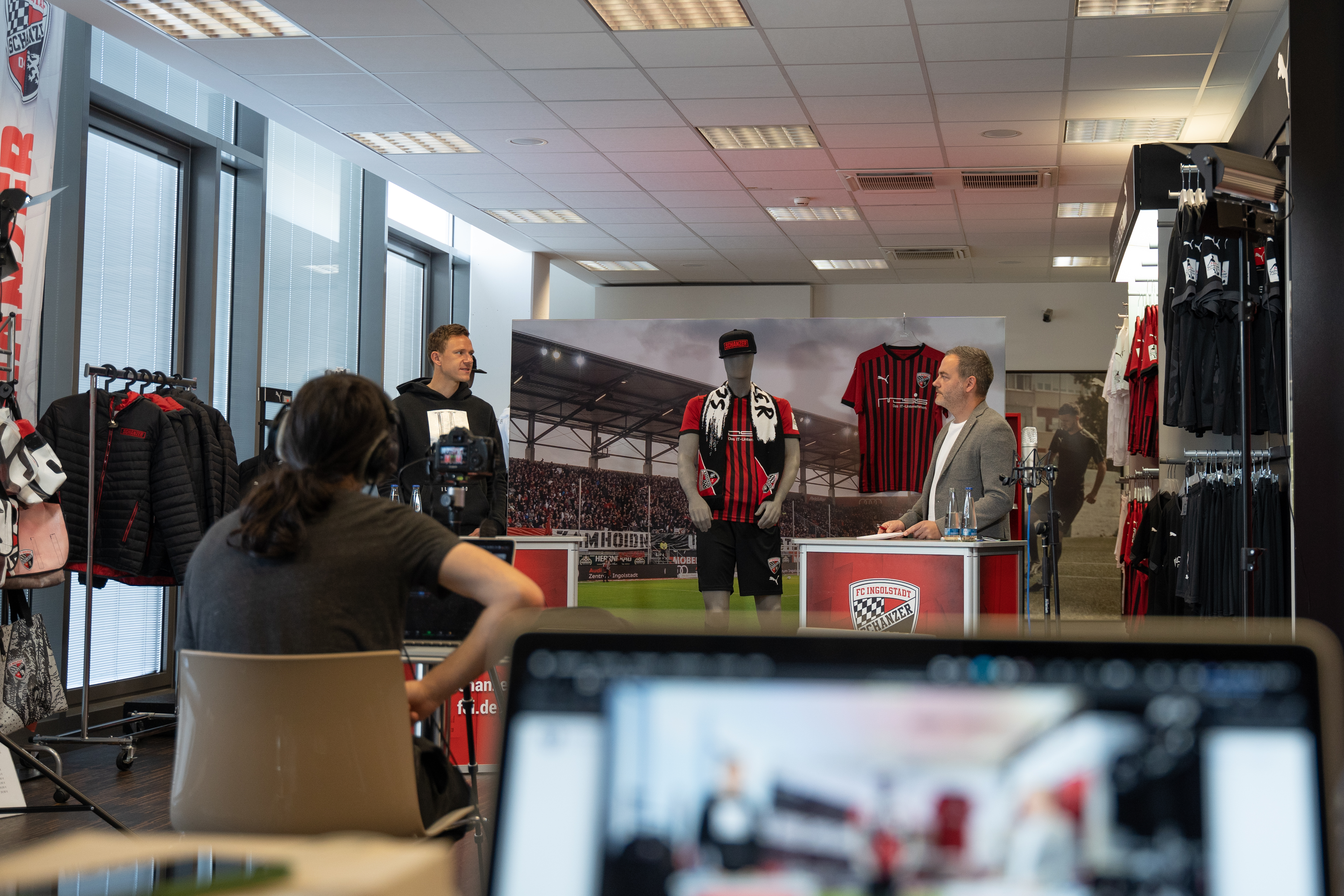                                 Rund 300 Teilnehmende sahen beim virtuellen Auftakt aus dem Audi Sportpark zu.